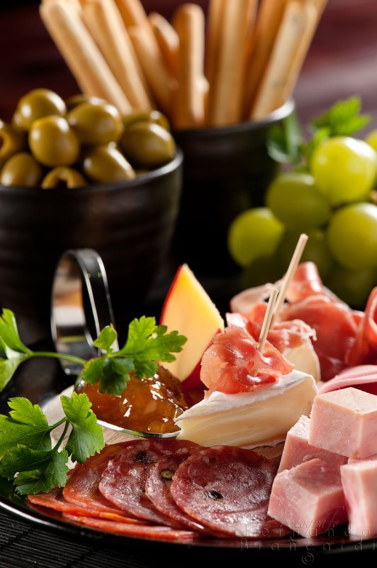 entremés de quesos y Jamones para pasantes y cocktail de Bienvenida a a la Recepción