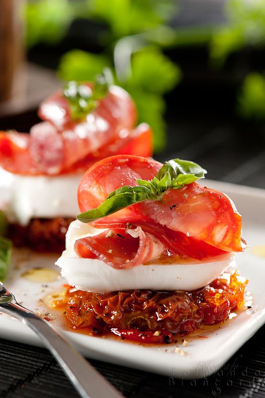 Cama de Tomates Secos y Aceite de Oliva con una crema Agria y Lonjas de Salmón Ahumado