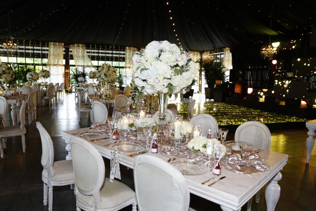 Mesa para Invitados de Boda Luxury. Con un mobiliario Destacado y Sencillo,