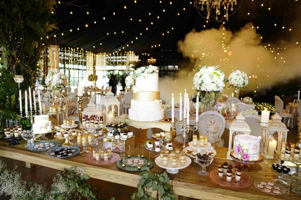Mesa de Postres y Pastel de Bodas. decoración de una Gran Boda Luxury