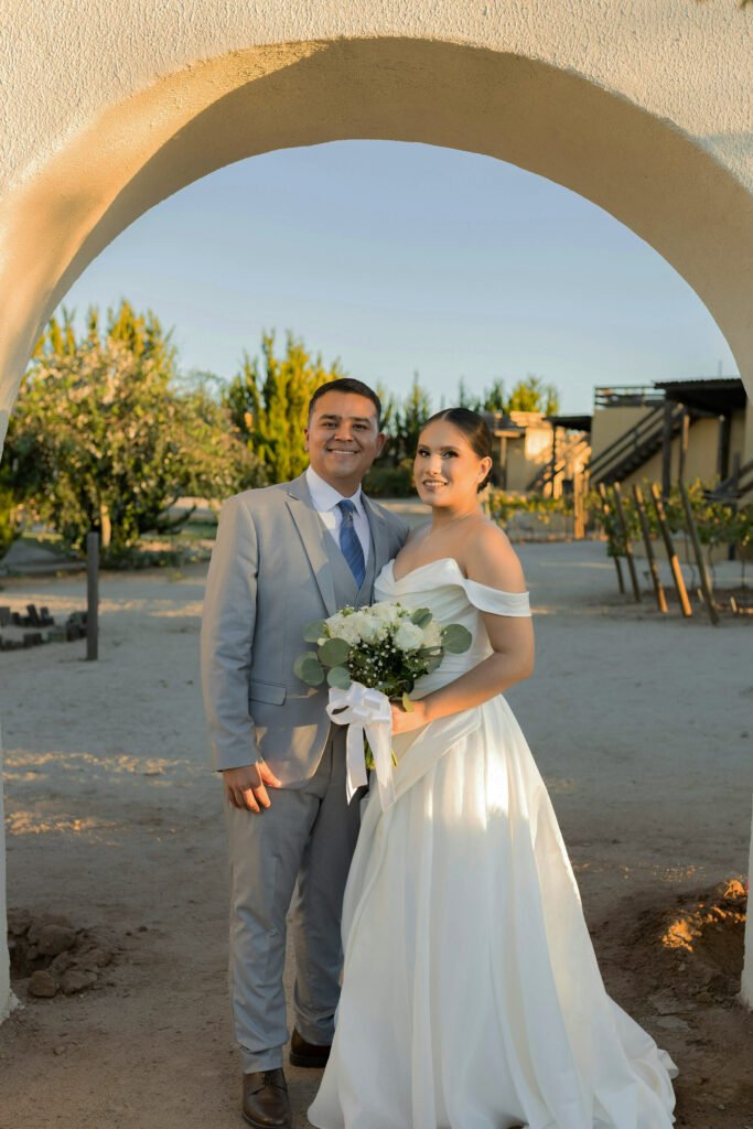 pareja de novios posando para sección de fotografía